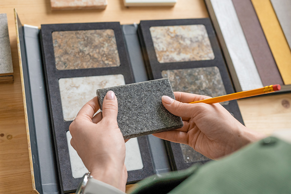 Keramik, Feinsteinzeug oder Naturstein? – So finden Sie die passende Fliese für Ihr Projekt.