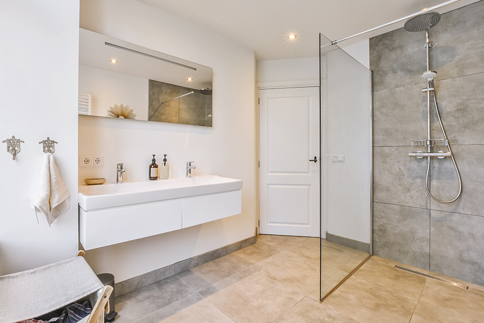 Fliesen erneuern lohnt sich: Badsanierung oder Küchenupdate jetzt starten!